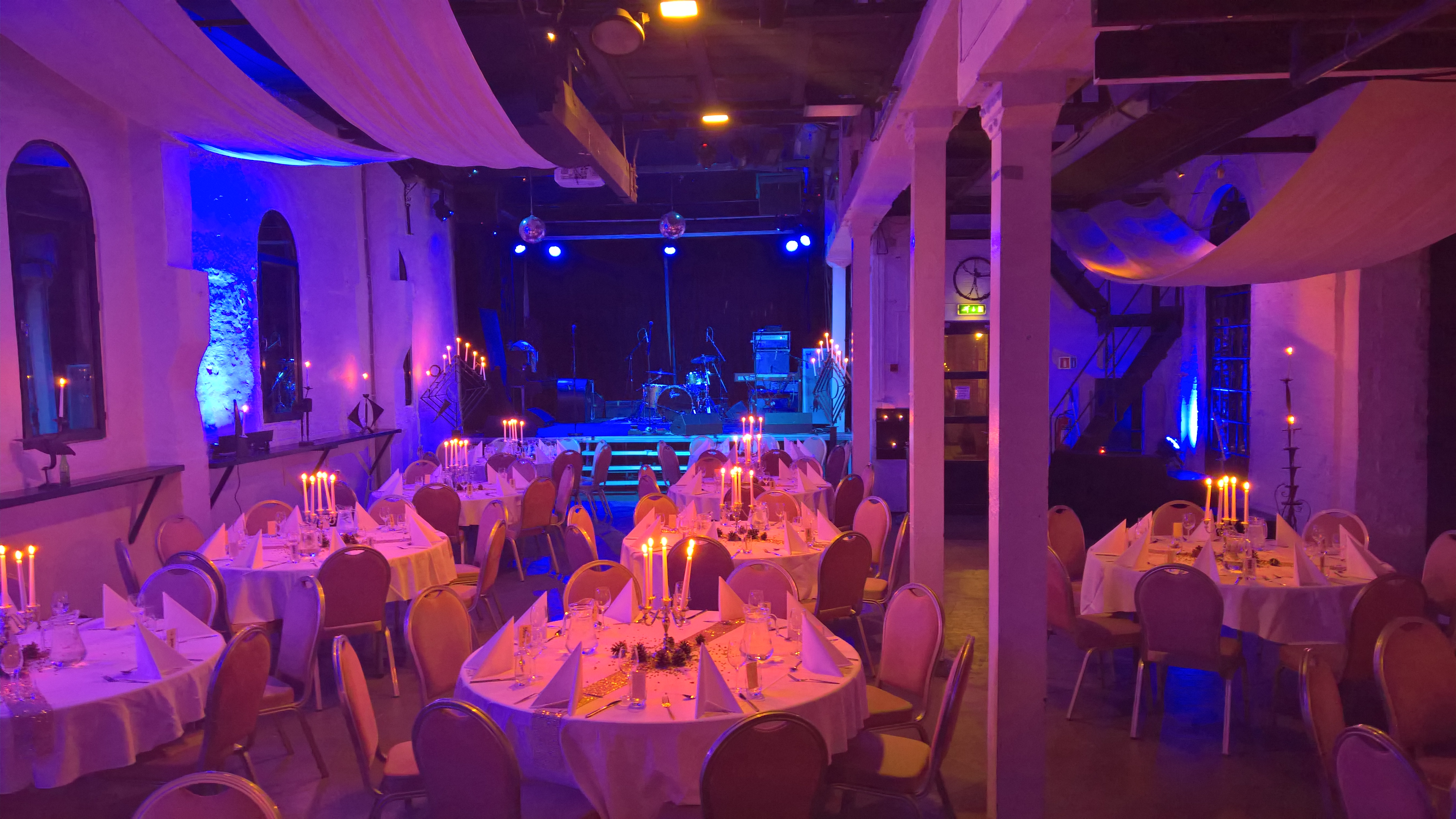 Hovedhallen med scene